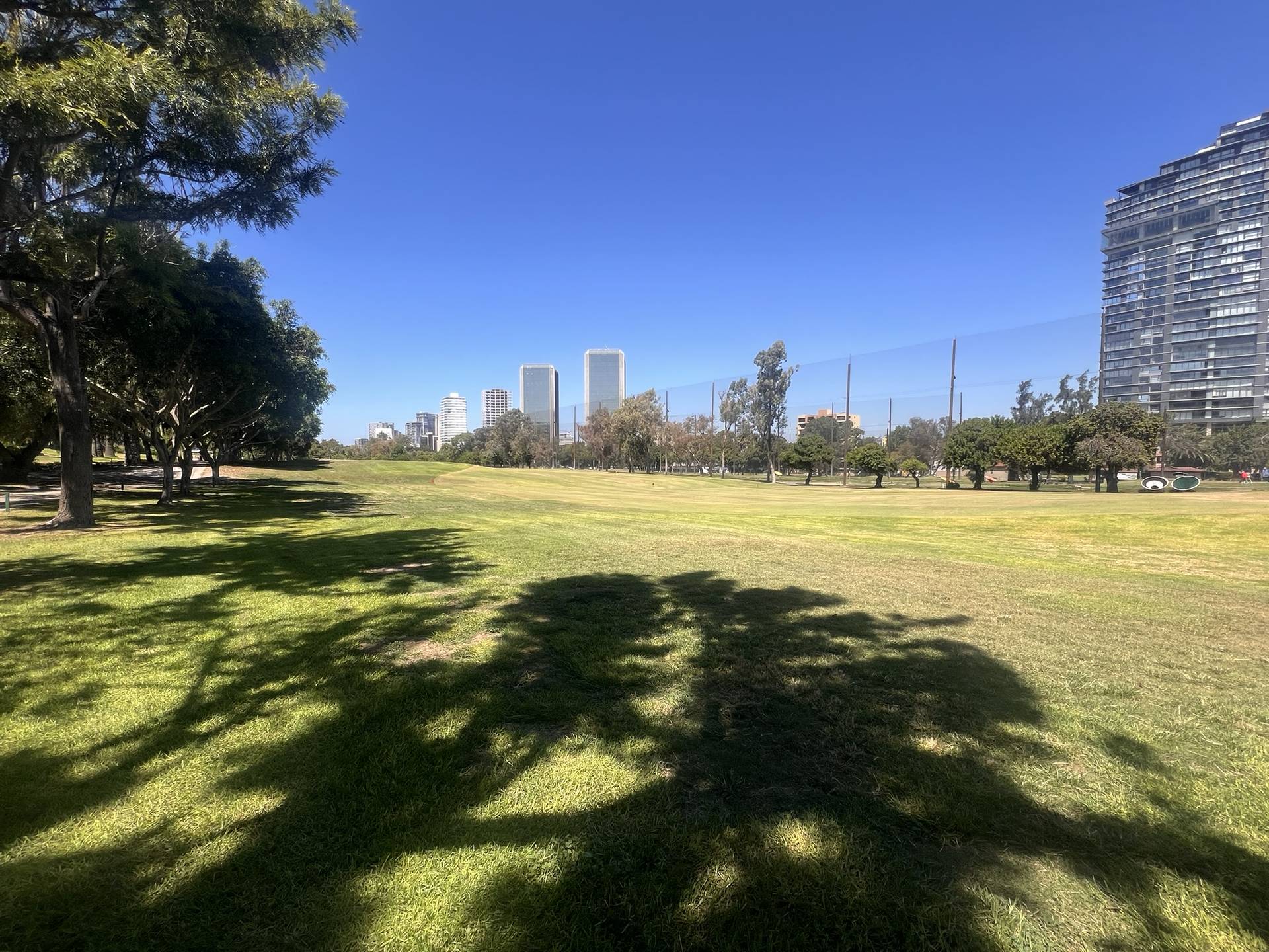 Campo de golf con el skyline de Zona Dorada, Tijuana